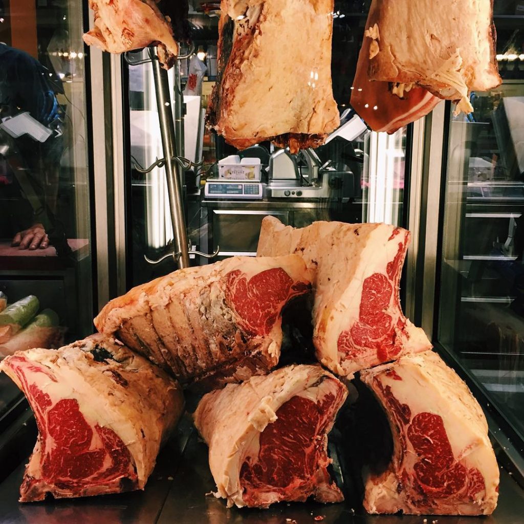 Steaks dry-aging